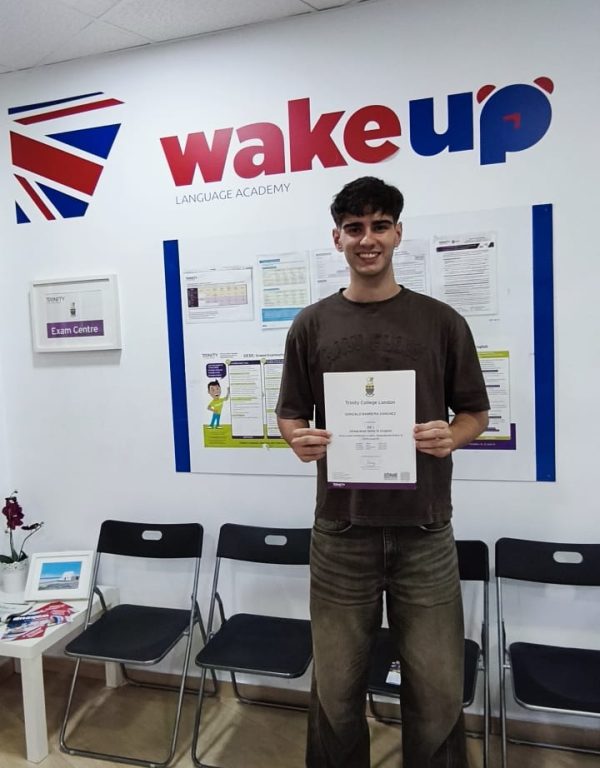 Alumnos de Wake Up Instituto Británico reciben sus certificados oficiales Cambridge English.