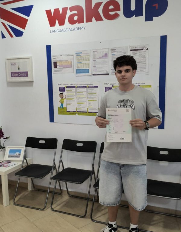 Alumnos de Wake Up Instituto Británico reciben sus certificados oficiales Cambridge English.